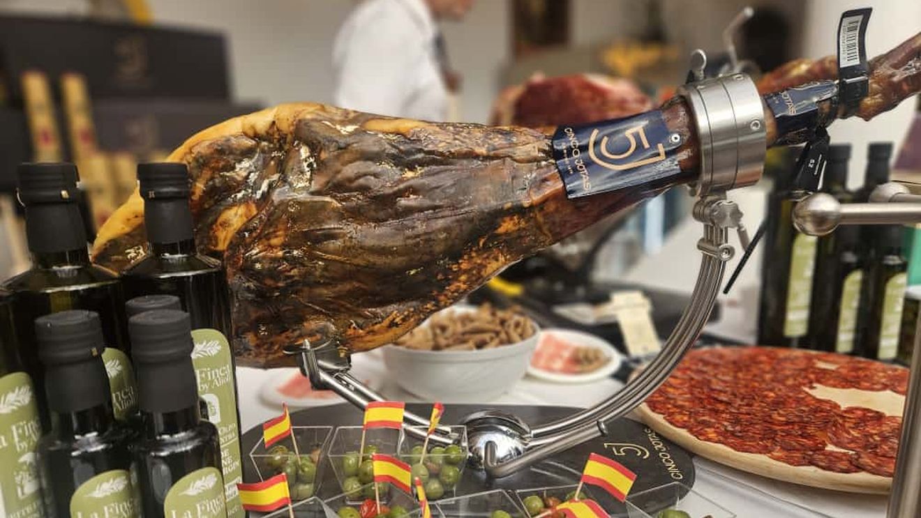 VIDEO | Piața de jamon spaniol din România | Importatori: „Există încă multe produse care sunt jamon doar cu denumirea” / „Gusturile românilor s-au schimbat față de acum 15 ani. Acum aleg nu doar jamon puțin maturat, ci și jamon iberic pata negra”