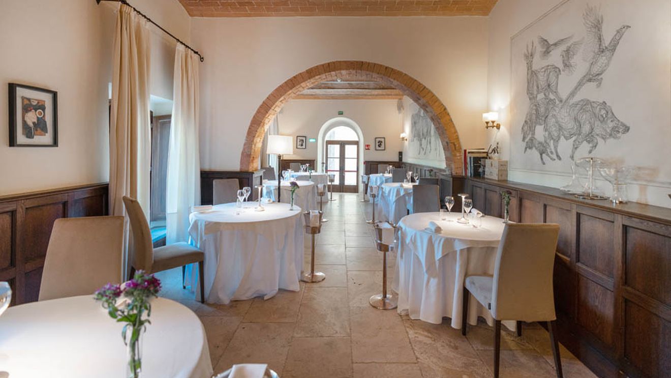 FOTO-VIDEO | Destinație de vacanță: Castel Monastero, de la sat medieval la resort de lux în Toscana / Are un restaurant cu stea Michelin și spa de 1.500 de metri pătrați / Legumele provin din grădinile din zonă, iar carnea este luată de la producători locali