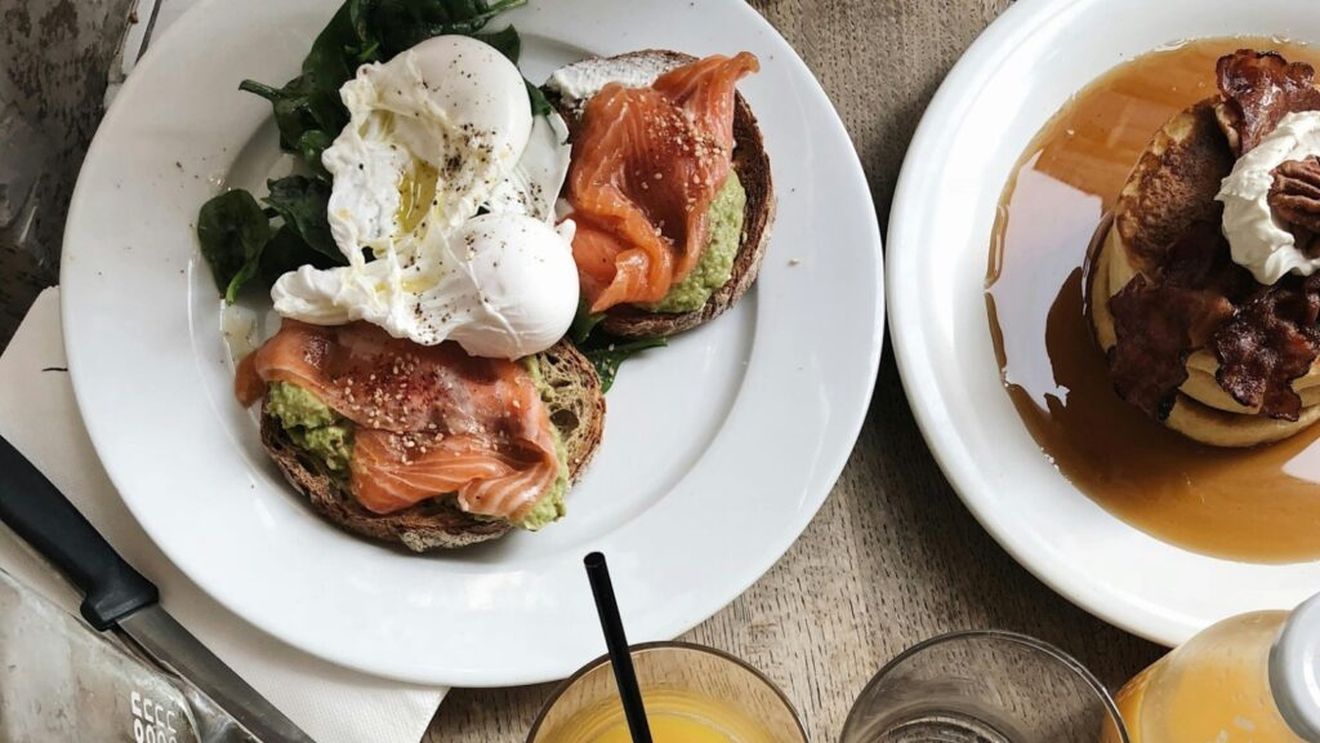 Știai că există vitamina anti-demență?/ Cercetătorii recomandă să stăm suficient la soare și să mâncăm pește gras, gălbenuș de ou și lactate și să bem suc de portocale, dacă vrem să beneficiem de ea