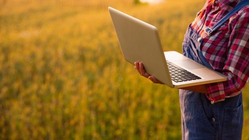 Cinci echipe de studenți, din Cluj și Iași, au ajuns în finala competiției Digital AgriChallenge / Participanți s-au întrecut inclusiv la folosirea unui program software pentru managementul fermelor