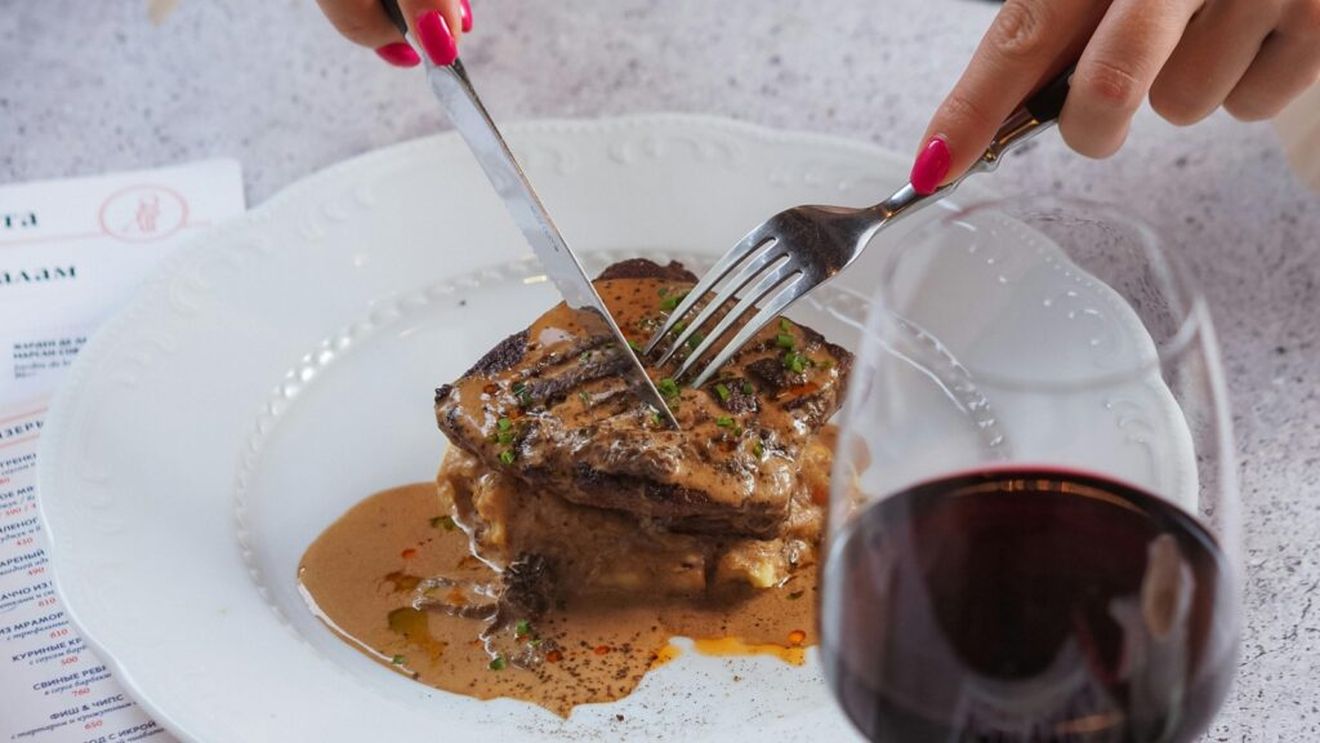 Carnea roșie, într-o dietă sănătoasă, este bună pentru creier și sănătatea intestinală, potrivit unui studiu recent / Cercetătorii spun că deși carnea roșie a fost criticată și asociată cu bolile cardiovasculare și cancerul, consumată în cantități limitate poate aduce mari beneficii organismului