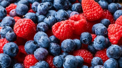 STUDIU: Alimentele şi băuturile bogate în flavonoide, cum sunt fructele de pădure, ceaiul şi vinul roşu, pot reduce riscul de demenţă cu 28%