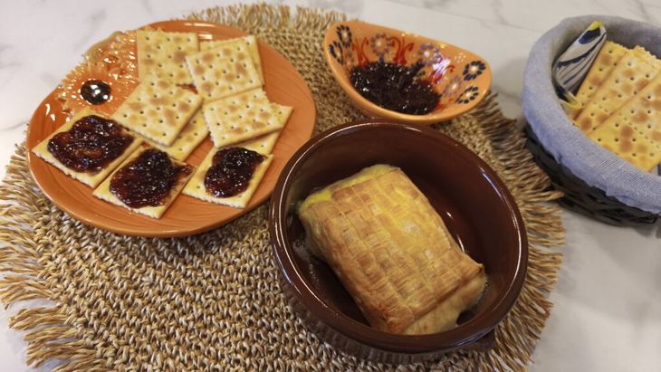 VIDEO FOTO | Aperitiv rapid cu brânză Brie și încă două ingrediente. Îl prepari în câteva minute și îl mănânci pe fondue