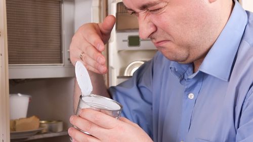 Ai pus o conservă desfăcută în frigider? Greșeala care poate schimba gustul alimentelor. Ce recomandă experții