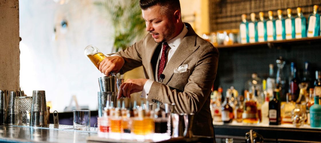 Flair, disciplină și echilibru în pahar: Valentin Luca, despre ce înseamnă cu adevărat meseria de barman / „Dacă băutura nu e bună, nu contează cât de spectaculos a fost momentul”