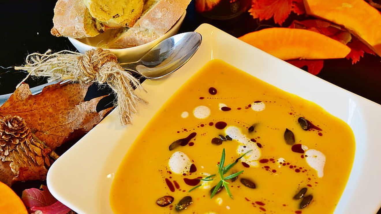 Rețete sănătoase de toamnă: Ce să gătești cu dovleac și nuci / Idei de supă, salată și brioșe cu aceste două ingrediente