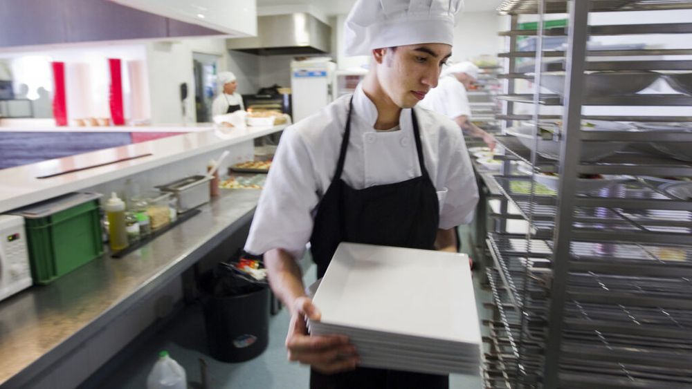 Salariile din restaurante rămân printre cele mai mici din România / Cât câștigau angajații din HoReCa în aprilie 2026