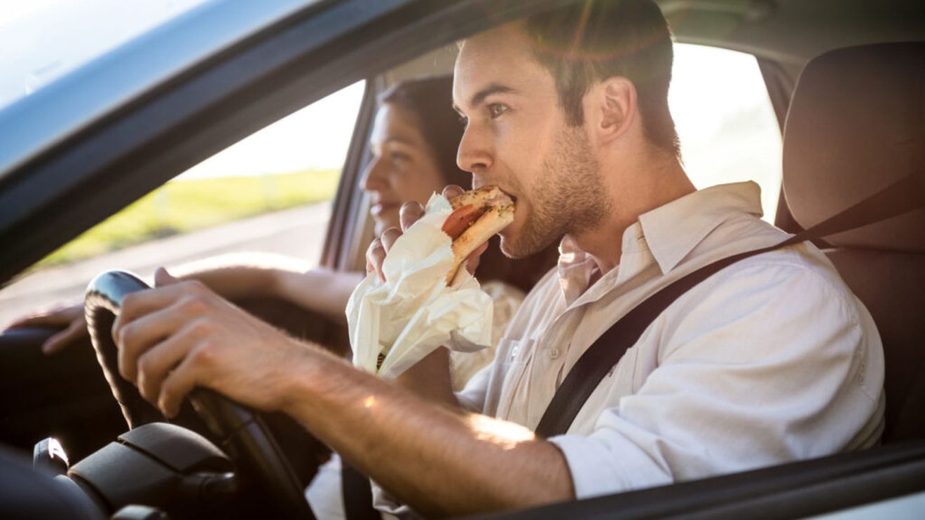 „Oamenii care mănâncă conștient ajung mai ușor la o greutate sănătoasă”, susțin experții  / Mâncatul „pe pilot automat”, o problemă a zilelor noastre