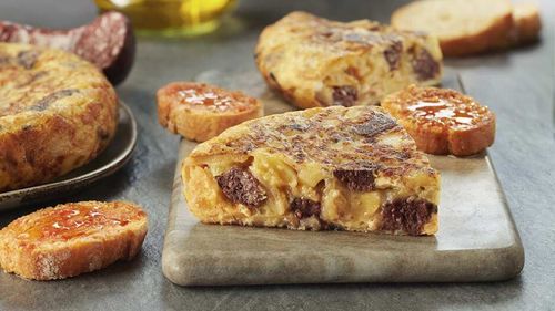 Omleta din Joia Grasă, un mic dejun cu ouă, cârnați și jumări/ Mâncare tradițională în această zi, un fel de Lăsata Secului la catolici