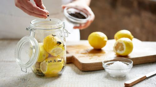 Lămâi întregi murate, sau preserved lemon. Alături de măsline, fac parte din categoria alimentelor salvatoare cu care putem prepara ceva rapid, din mai nimic