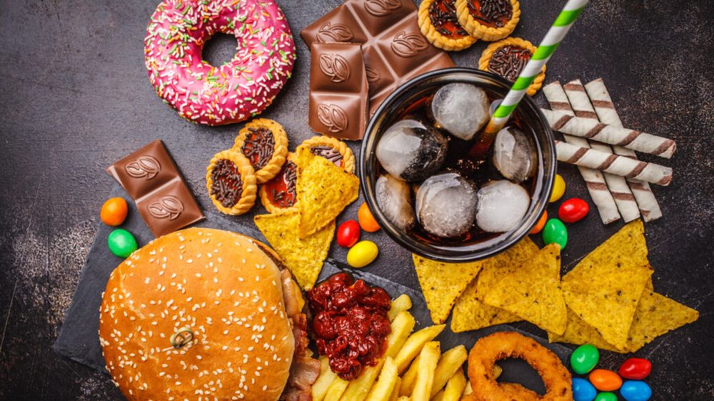 Cum ne păcălește alcoolul creierul/ Astfel vom consuma în exces alimente ultraprocesate: chipsuri, pizza și cartofi prăjiți