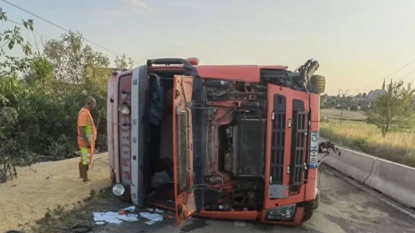 Trei maşini avariate, în Sălaj, de un camion cu cereale răsturnat într-un sens giratoriu