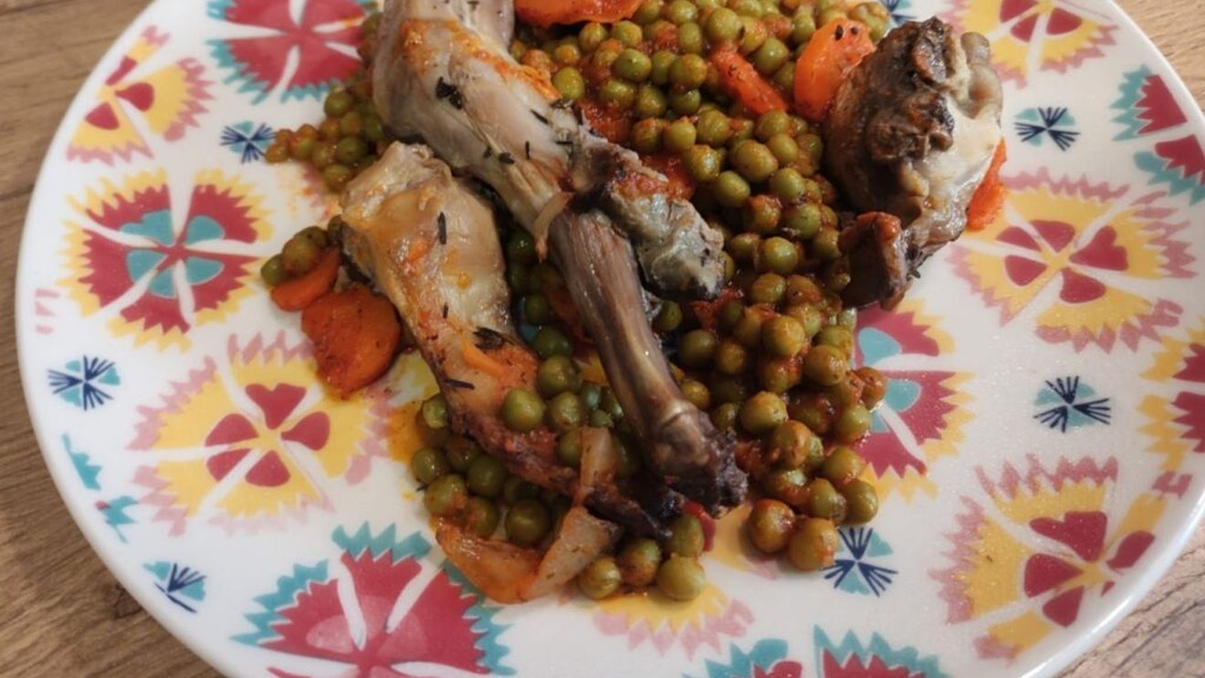 Rețetele Juanitei: Tocană de mazăre cu friptură de iepure. Și nu, nu era „la ofertă”, în Spania carnea de iepure este foarte apreciată