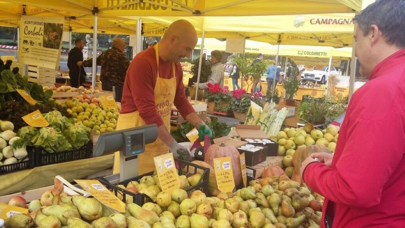 Cum sunt organizate piețele țărănești în Italia / Unele sunt active zilnic, altele, săptămânal, iar produsele se pot vinde și direct în fermă, în agroturisme sau restaurante