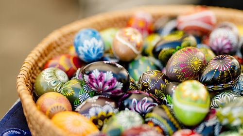 Coșuri cu ouă și cozonaci în curțile bisericilor din Tulcea / Preparatele sunt aduse de credincioși pentru a fi sfințite 