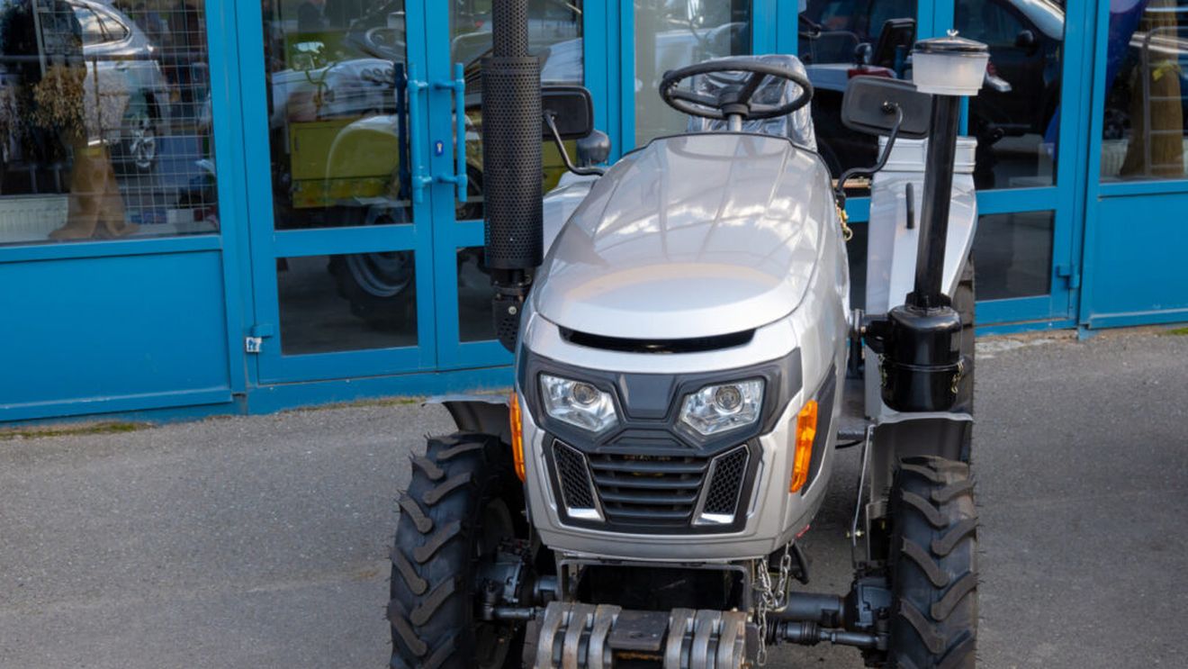 Cu ce tip de permis poți conduce pe drumurile publice un tractor de mici dimensiuni? Aceste vehicule nu depășesc de obicei viteza de 30 km/h