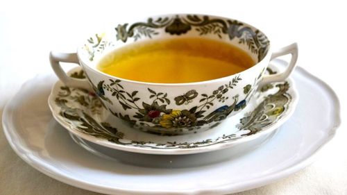 Rețeta tradițională de consommé, supa concentrată din bucătăria clasică franceză, prezentă pe mesele de Crăciun sau Revelion și născută înainte de Revoluția franceză