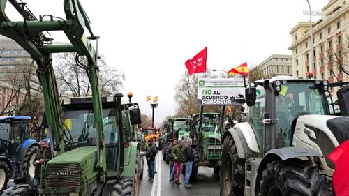 Circa 1.500 de fermieri, cu 348 de tractoare, protestează la Madrid faţă de PAC şi acordul cu Mercosur