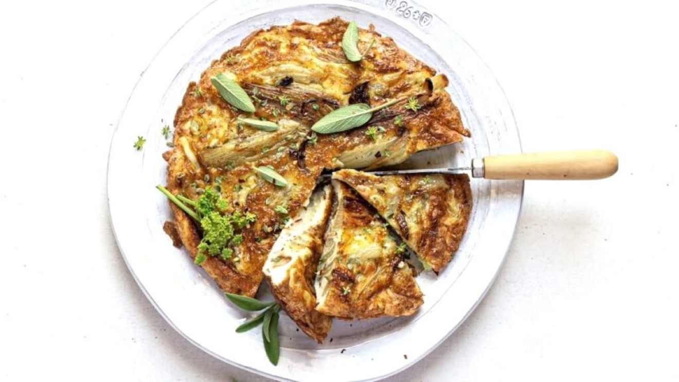 Cum gătești un bulb de fenicul? O idee: omletă cu praz și fenicul, o idee originală pentru un prânz de sezon. Proteine, fibre, micronutrienți și puține calorii într-un fel rapid și simplu de preparat