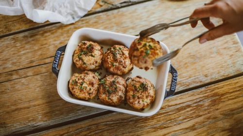 Chifteluțe de somon cu salată cremoasă de castraveți: O rețetă gustoasă și sănătoasă, pentru prânz sau cină, gata în doar 30 de minute