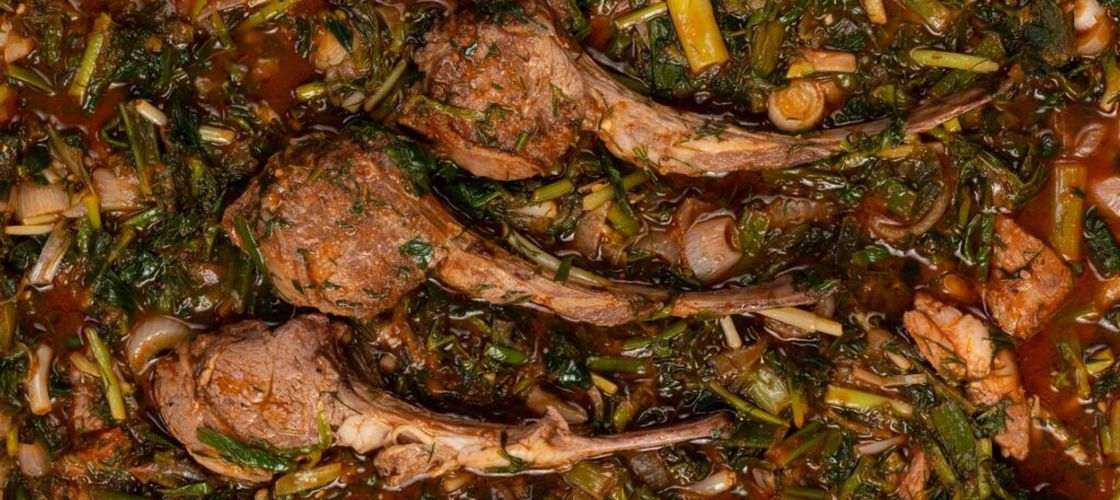 Stufat de miel, rețeta tradițională de Paște care îți permite să folosești „căzăturile” de la friptură