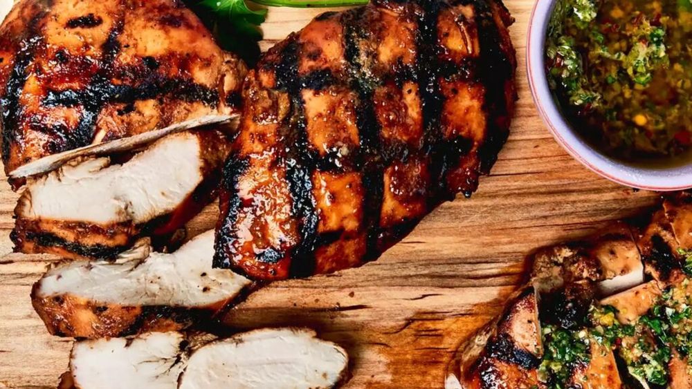 Piept de pui marinat, gătit la grătar pentru cină/Combinația de arome este desăvârșită, iar puiul merge perfect lângă o salată asortată/Bonus: secretul pentru o marinadă perfectă