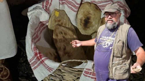 Din istoria agriculturii | Pâinea dacilor cea de toate zilele / Horea Pop (arheolog): „Foloseau maiaua, iar asta se vede în urmele de făină de pe pereții recipientelor în care se frământa aluatul. Pâinile dacilor nu erau de dimensiuni foarte mari. Erau mai mult niște pâinișoare, niște lipii”