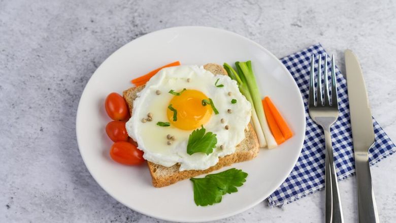 Cum faci ouă ochiuri fără tigaie și fără ulei încins / Un truc simplu promite albuș bine făcut și gălbenuș moale în doar un minut