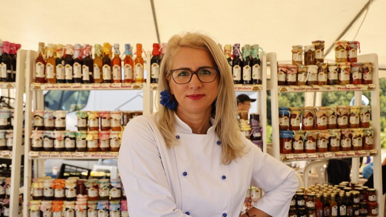 Delicatesele din Poiana Fermecată / De la o pensiune ascunsă între munți la o gamă de produse artizanale care duc gustul naturii în toată lumea / Ramona Pîrvu: „Reinventăm rețete vechi, le combinăm, le sofisticăm, dar păstrând stilul și modul de lucru complet manual”