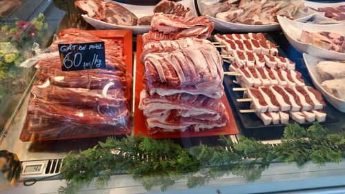 VIDEO-REPORTAJ | Cu cât se vând organele de miel într-o măcelărie din București, înainte de Paște 2026. Client: „Pulpa de miel fără os este mai avantajoasă, chiar dacă kilogramul e mai scump decât la mielul întreg”