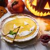 Tartă cu dovleac de Halloween / Cum o prepari acasă și ce găsesc clienții în magazinele Carrefour în această perioadă: de la dovleci românești la dulciuri tematice