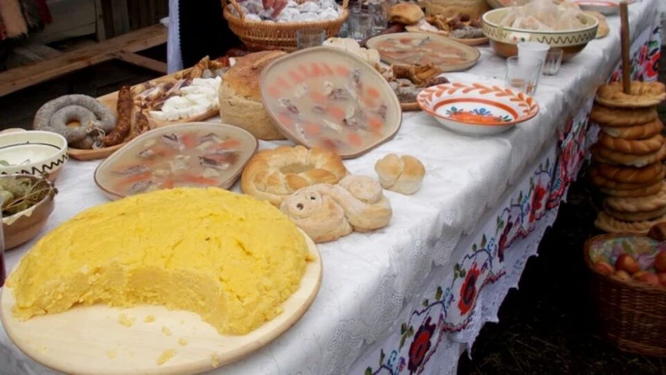 Întâlnirea gurmanzilor și a iubitorilor de tradiții/Festivalul de Tradiții Ardelene și Dobrogene are loc în Parcul Izvor din București