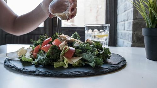 ABC în bucătărie | Cinci sosuri simple care pot fi folosite pentru salate, legume, carne și pește/ Dressing-uri cu gusturi mediteraneene perfecte pentru vară