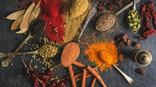 ABC în bucătărie | Condimente pentru diverse tipuri de carne / Ce marinăm înainte de preparare și ce punem direct pe grătar / Ghid complet pentru carnea de vită, de pui, de porc, de oaie și de pește