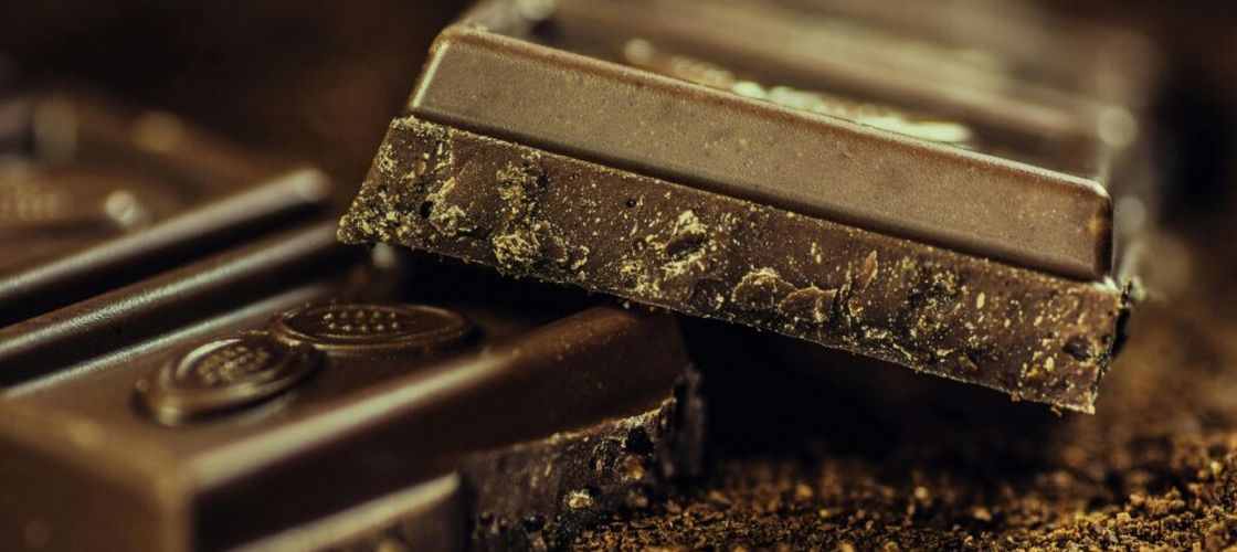 De ce ciocolata neagră poate fi benefică pentru organism / Specialiștii explică rolul flavonoidelor și limitele consumului, pentru ca beneficiile să nu se transforme în daune asupra sănătății