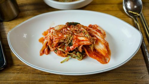 Un nou „super-aliment” poate reduce riscul de atacuri de cord și cancer / Kimchi, un preparat accesibil, care există în orice supermarket, ar putea ține în frâu glicemia și tensiunea arterială, dar poate îmbunătăți și sănătatea digestivă, potrivit unor studii ample