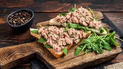 Toast cu brânză de vaci, ton și frunze de rucola. Un mic dejun complet nutrițional și gata în cinci minute