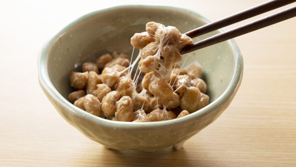 Micul dejun tradițional japonez asociat cu longevitatea / Ce este natto, alimentul fermentat care susține sănătatea intestinului, inimii și oaselor