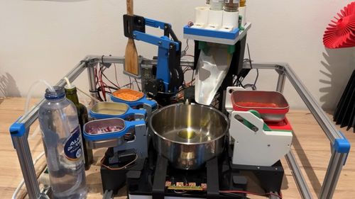 VIDEO | Bucătarul robot revine: După ce „a absolvit” o școală culinară, acum gătește o masă completă, fără nicio intervenție umană