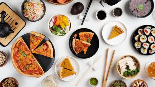 Trendurile Gastronomice din 2025: Ce vom mânca și cum se schimbă lumea bucătăriei / Tehnologia continuă să transforme modul în care gătim / Alimentele fermentate și tehnicile tradiționale de conservare, precum murăturile și alimentele afumate, vor reveni în prim-plan