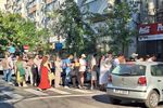 GALERIE FOTO | Scandalul merdenelelor a adus și mai mulți clienți la Nea Mihai / Coada s-a întins în stradă