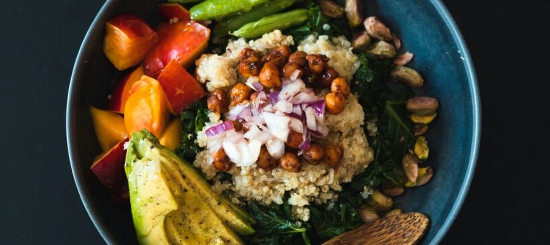 Quinoa, ou, fasole și broccoli / Micul dejun antiinflamator care aduce 21 g de proteine într-o singură porție