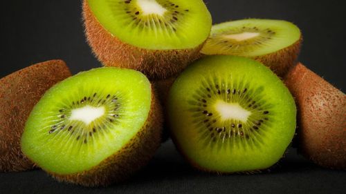 Kiwi: De la istorie și beneficii la folosirea în gastronomie / O enzimă din kiwi frăgezește carnea, dar împiedică solidificarea gelatinei
