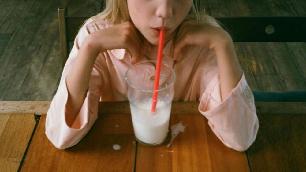 Cum alegi laptele pe care-l bea copilul tău? Important: Nu procentele de grăsime din lapte sunt cele care dau valoare nutritivă acestui aliment, ci combinația dintre apă, minerale și proteine / Alternative pentru laptele de vacă