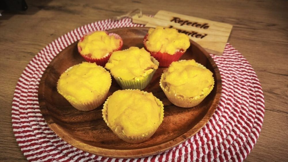 VIDEO | Rețetele Juanitei | Brioșe bulz - mămăligă la cuptor cu brânză și unt, reinterpretată pentru a fi servită ca aperitiv sau luată la pachet