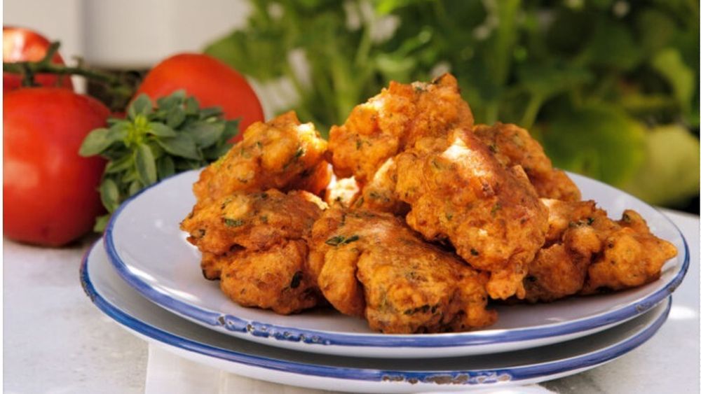 Chiftele de roșii: Rețeta tradițională grecească din Santorini / Află cum se fac celebrele ntomatokeftedes, pas cu pas