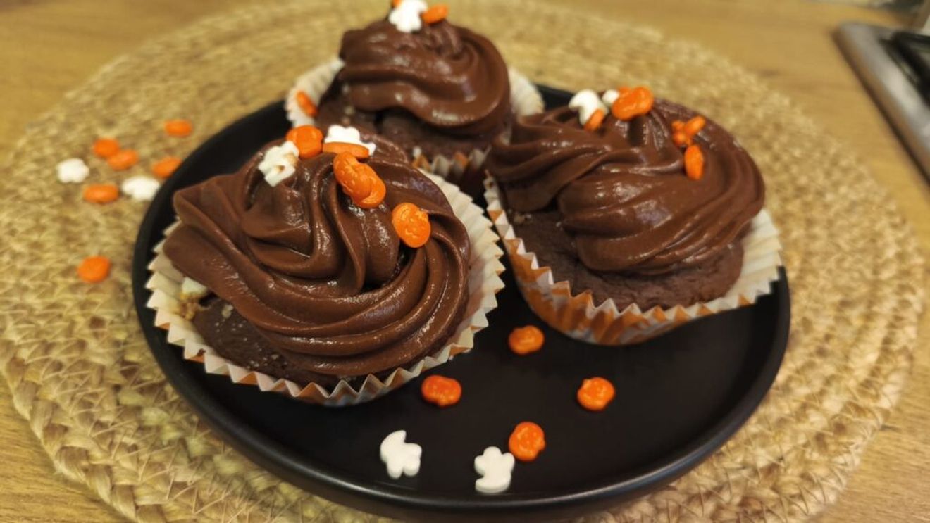 Două rețete de brioșe - clasică și fără zahăr și făină - numai bune pentru gustările de Halloween/ Decorează-le cu cremă de ciocolată și pune-le într-un ambient cât mai „de teroare”