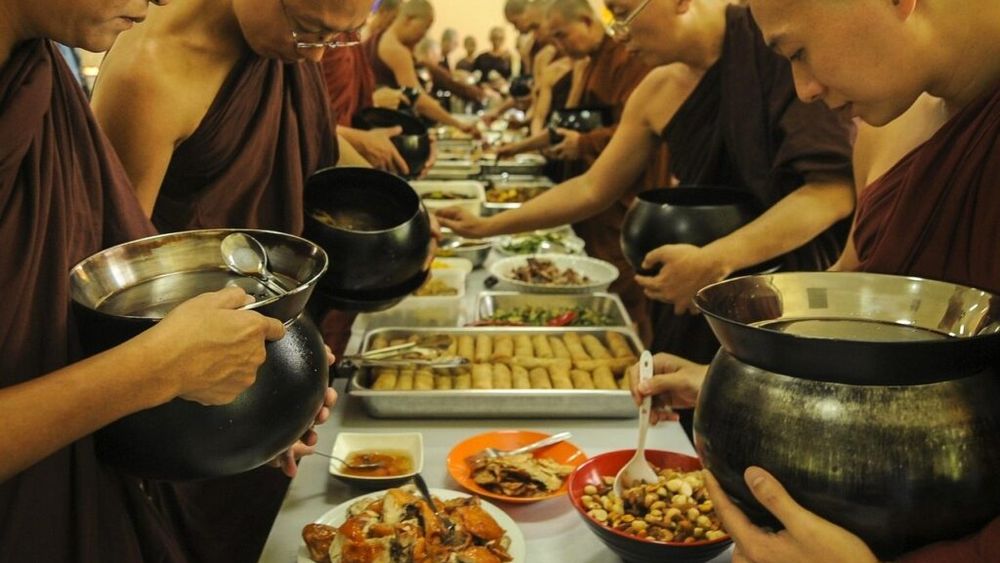 Dieta călugărior budiști presupune în primul rând tratarea alimentelor „cu respect”. Vegetală, frugală, simplă, cu alimente minimal prelucrate. Fără carne, fără pește, de cele mai multe ori și fără lactate sau ouă