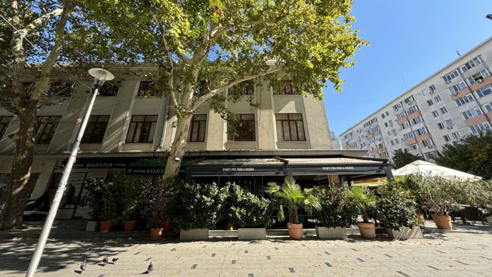 Ce mâncăm în Piața Amzei din București: „Cubaneza” și „Purcelușul”, supă de linte, fripturi americane, mic dejun irlandez, pizza și plăcinte cu spanac și fructe proaspete