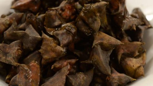 Un nutriționist dezvăluie beneficiile consumului de nuci de apă în timpul sarcinii / Bogate în antioxidanți, potasiu și fibre, aceste fructe de apă reglează tensiunea arterial, ajută digestia și ameliorează grețurile matinale